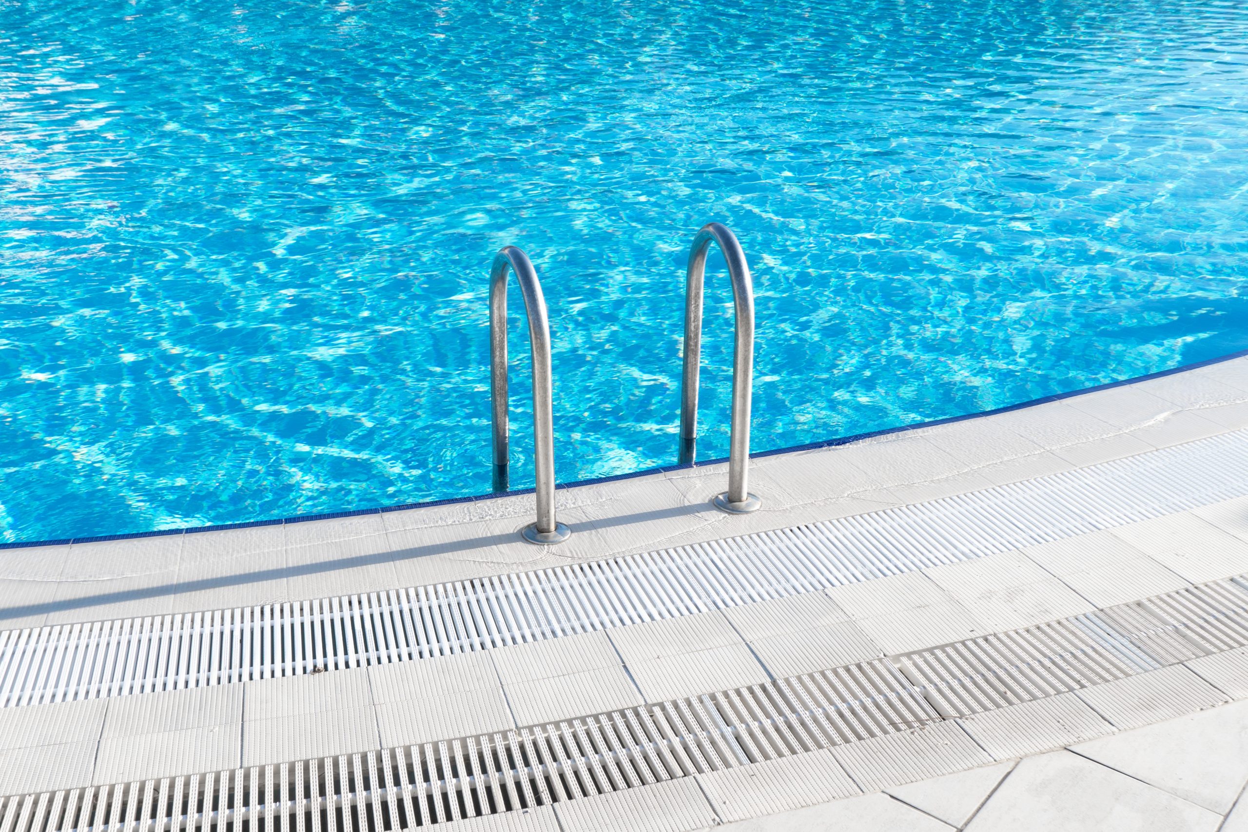 Manter a área ao redor da piscina limpa e bem cuidada também ajuda a evitar que sujeira entre na água, com algumas práticas simples.